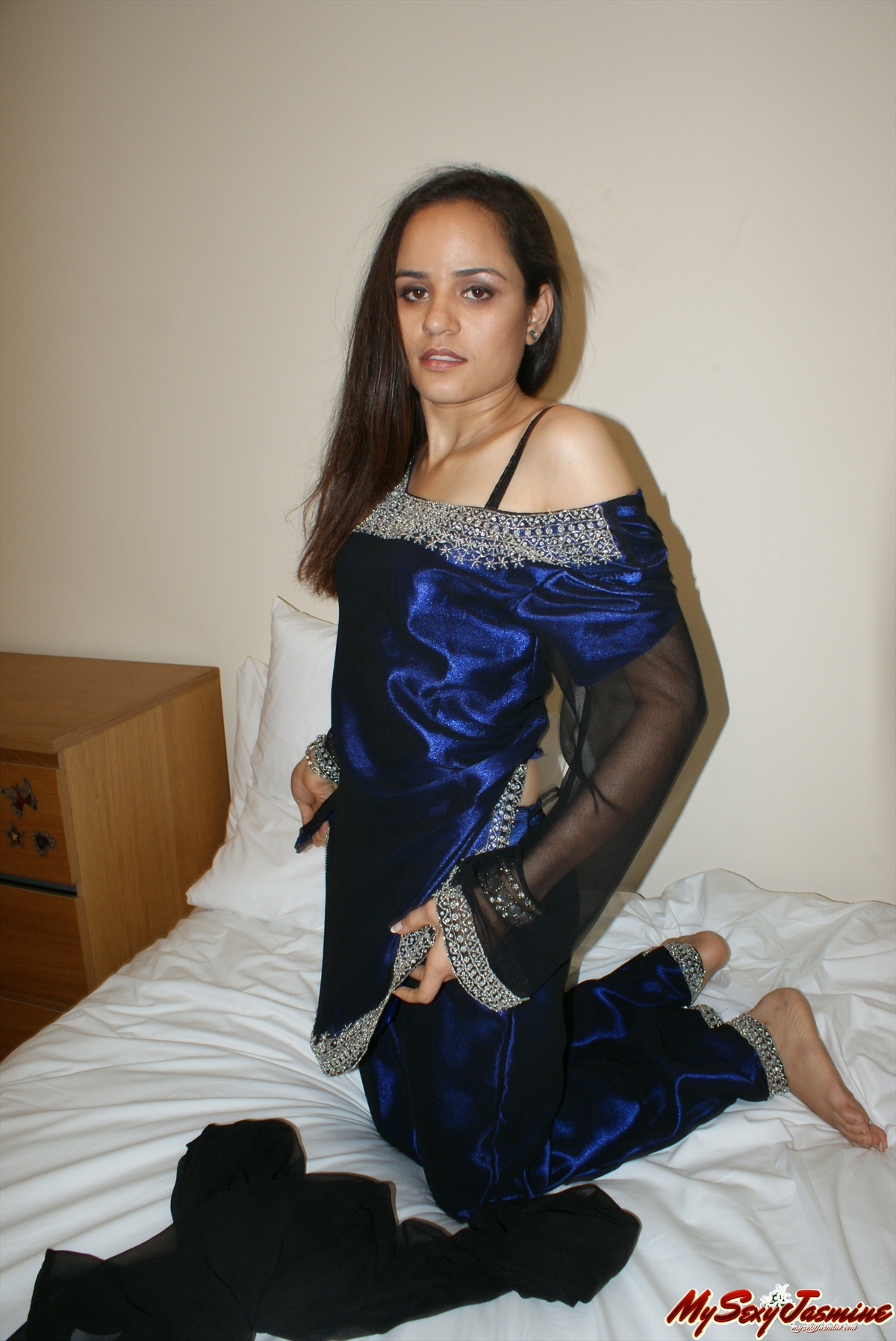 Pic gal 005. Jasmine in excited blue indian outfits after party