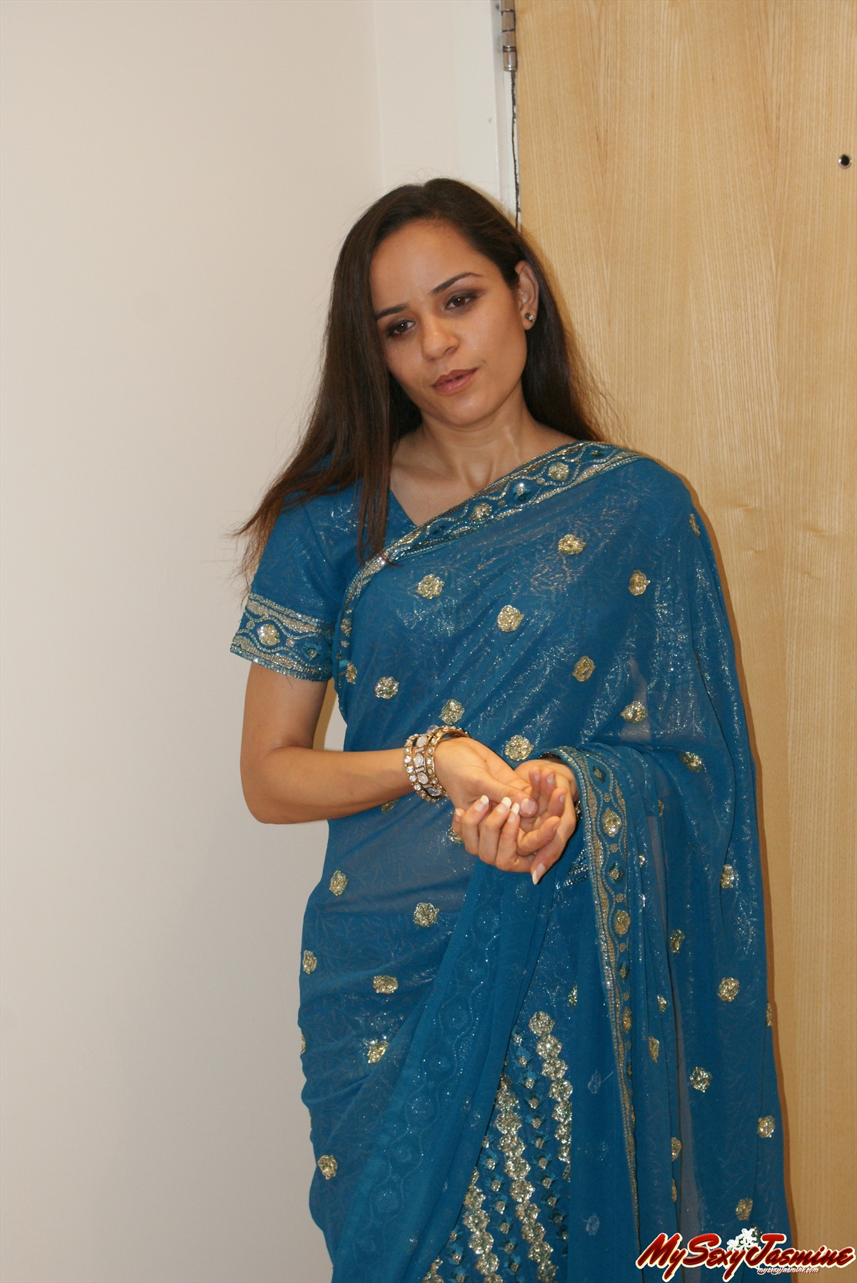 Pic gal 006. Indian babe jasmine in traditional saree showing off